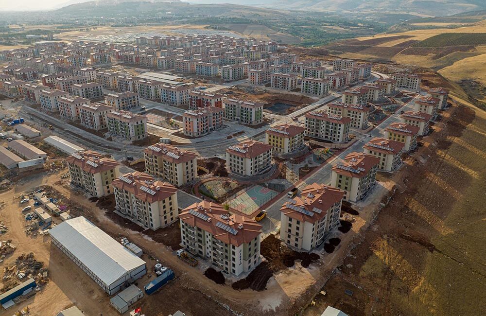 Baykar, Kahramanmaraş merkezli depremlerin ardından konut projelerini tamamlıyor. Şirket, depremzedelere