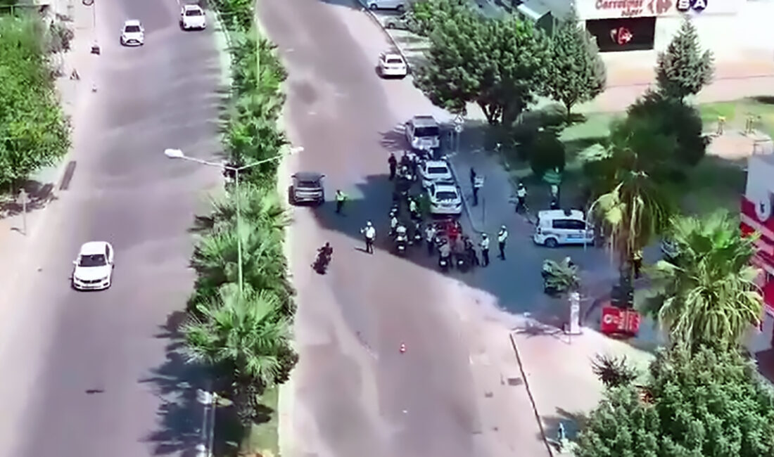 Adana’da ehliyetsiz motosiklet sürücüsü, polisin ‘Dur’ ihtarına uymayarak kaçmaya çalıştı.