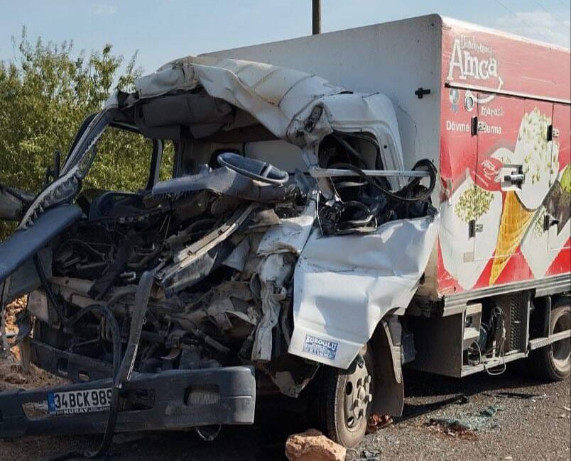 Besni ilçesinde meydana gelen trafik kazasında, TIR’a çarpan kamyonetin sürücüsü