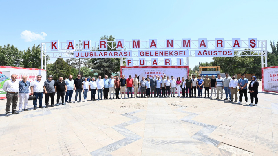 Açılış öncesi Geleneksel Ağustos Fuarı alanında basın mensuplarıyla bir araya