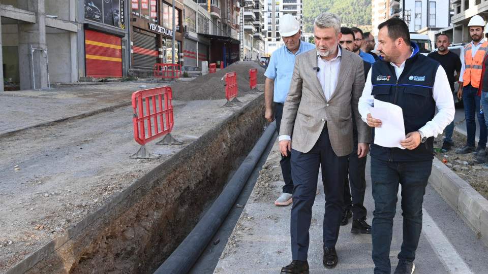 Onikişubat’ta Maarif ve Üngüt mahallelerinde yürütülen altyapı çalışmalarını yerinde inceleyen