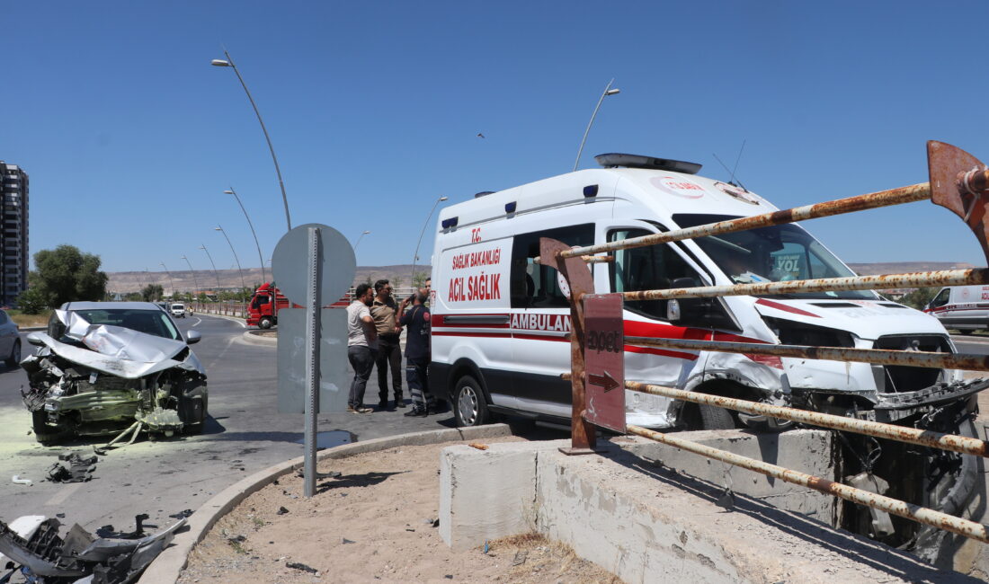Kayseri’de ambulans ile otomobilin çarpıştığı kaza sonucunda toplam 6 kişi