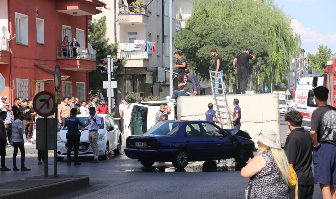 KAYSERİ’de meydana gelen trafik kazasında iki otomobil ve bir kamyonet