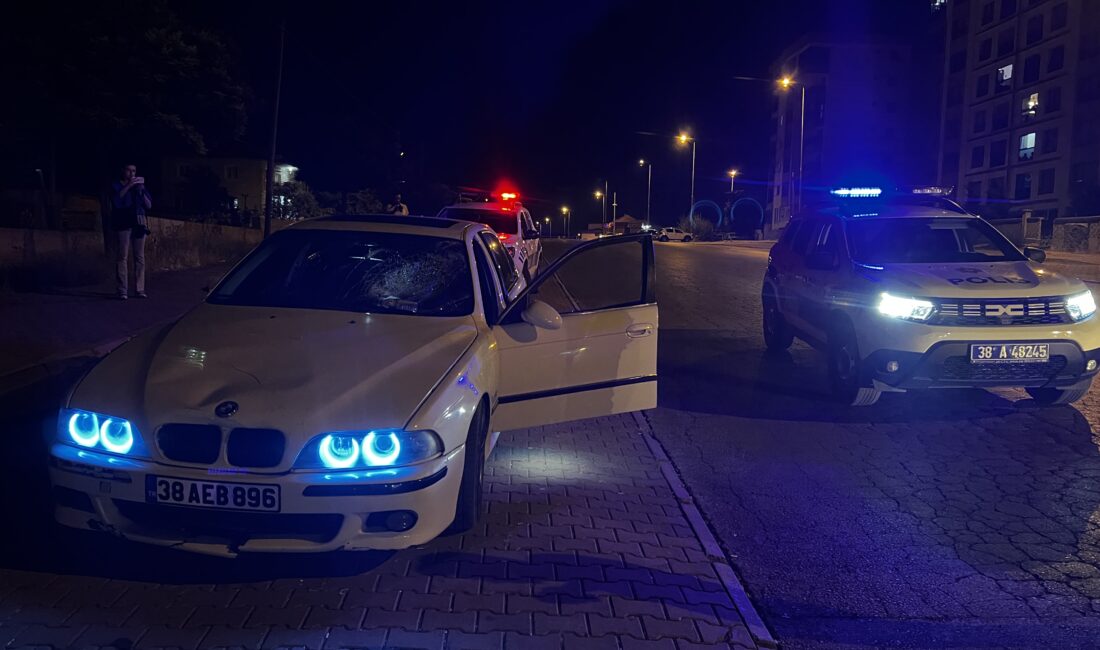 Kayseri’de meydana gelen trafik kazasında otomobilin yayalara çarptıktan sonra kaçması