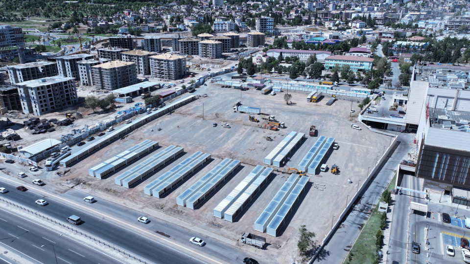 Büyükşehir Belediyesinin Piazza AVM yanında oluşturduğu yeni geçici çarşıda alt