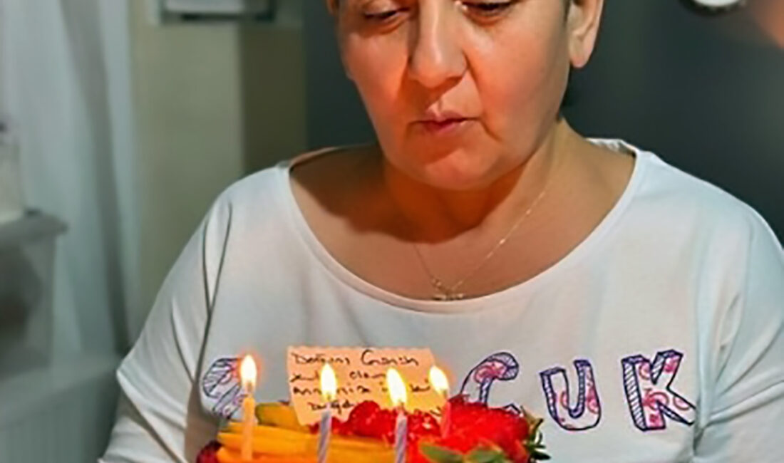 Adana’da meydana gelen kazada otomobilin refüje çıkarak Sevgi Akbaş’a çarpması