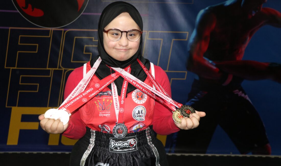 Kayseri’ye ailesiyle taşınan 15 yaşındaki down sendromlu Hicret Ertekin, muay