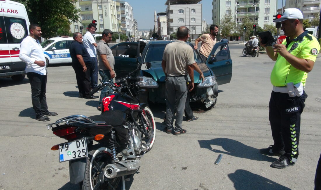 Kilis’te meydana gelen trafik kazasında, motosikletle çarpışan otomobildeki 2 kişi
