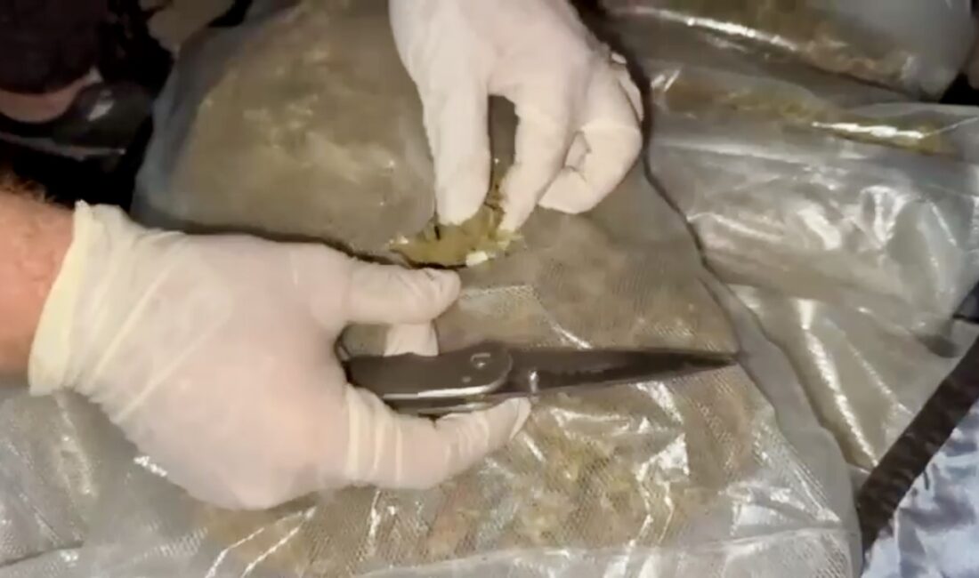 Osmaniye’de polis ekipleri tarafından durdurulan araçta narkotik köpeği ‘Jardi’ ile