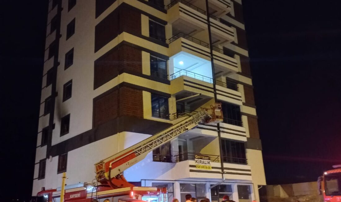 Kayseri’de bir kişi, 8 katlı binanın 2. katındaki evi ateşe