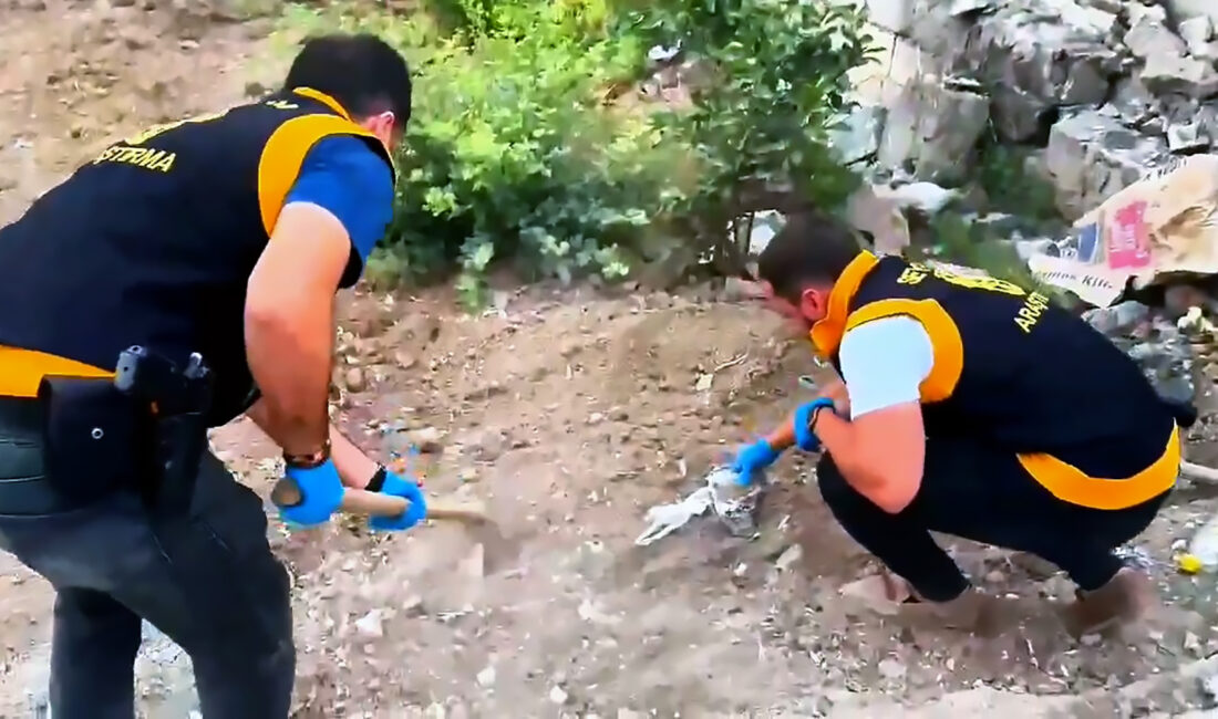 Adana’da polis ekipleri, ruhsatsız silahların bulunduğu bilgisine ulaştıkları bir evde