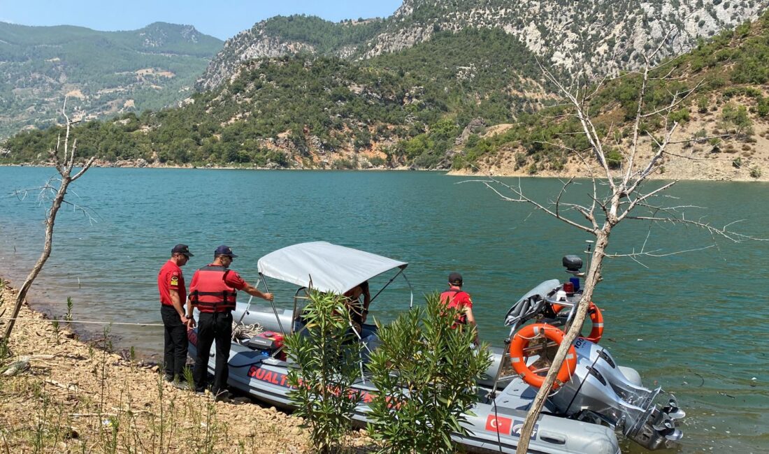 Kozan ilçesindeki Gökdere Köprü Barajı’na düşen helikopterin enkazının çıkarılması için
