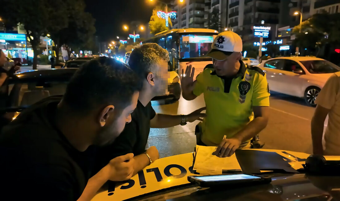 Adana’da polis uygulaması sırasında alkollü olduğu belirlenen sürücüye işlem yapıldı.