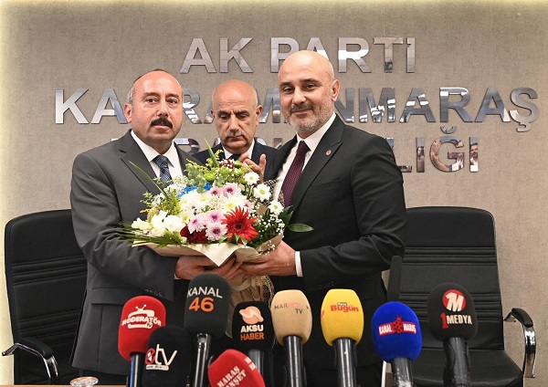 AK Parti Kahramanmaraş İl Başkanlığı’nda düzenlenen devir teslim töreninde, Cüneyt