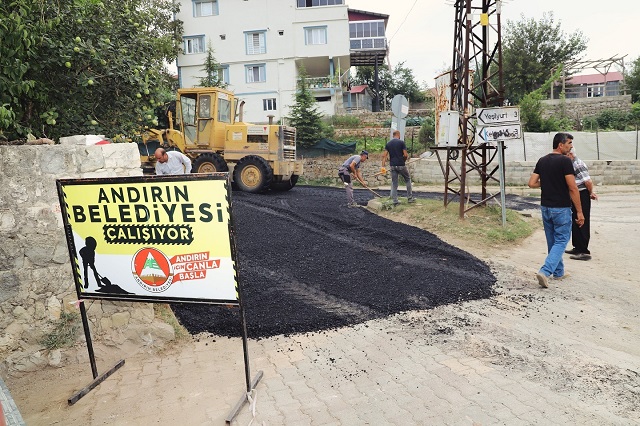 Andırın Belediyesi Fen İşleri Ekipleri birçok mahallede çalışmalara hız kesmeden