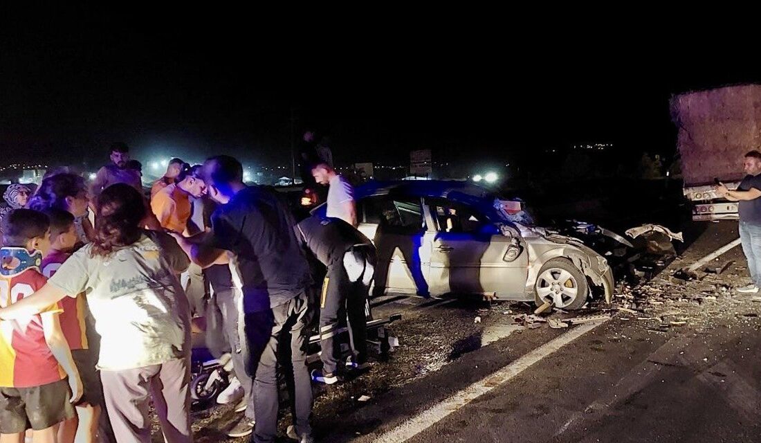 Kahramanmaraş’ın Pazarcık ilçesinde tır ile otomobilin karıştığı trafik kazasında ikisi