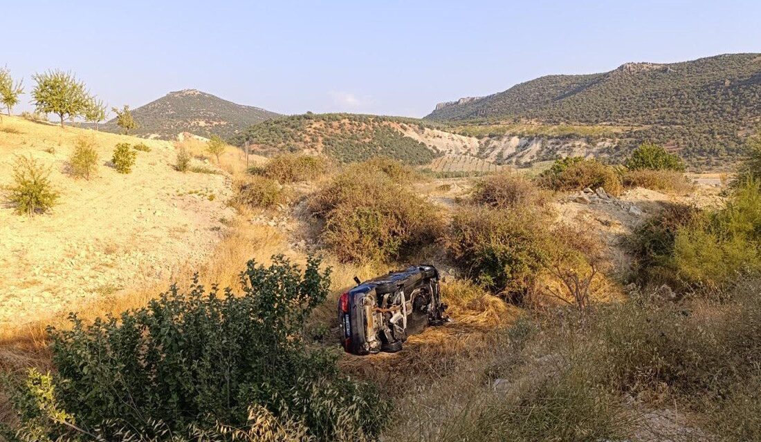 Kahramanmaraş’ın Pazarcık ilçesinde sürücüsünün kontrolünü kaybettiği otomobil yoldan çıkarak takla
