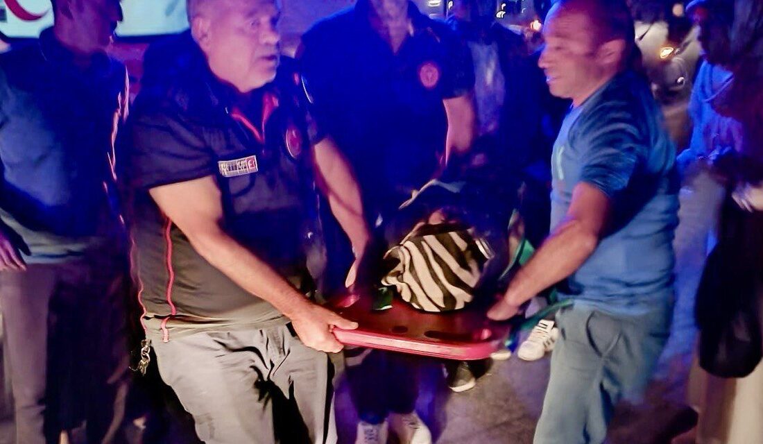 Kahramanmaraş’ın Afşin ilçesinde domates yüklü traktör römorkuna minibüsün arkadan çarpması