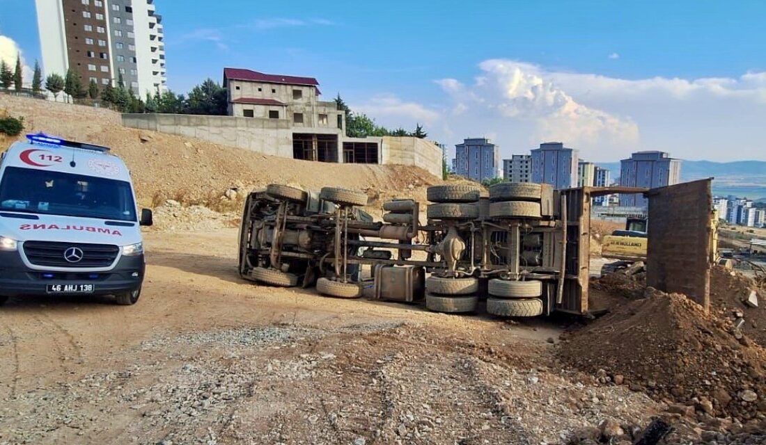 Kahramanmaraş’ta hafriyat yüklü kamyonun devrilmesi sonucu yaşanan trafik kazasında sürücü
