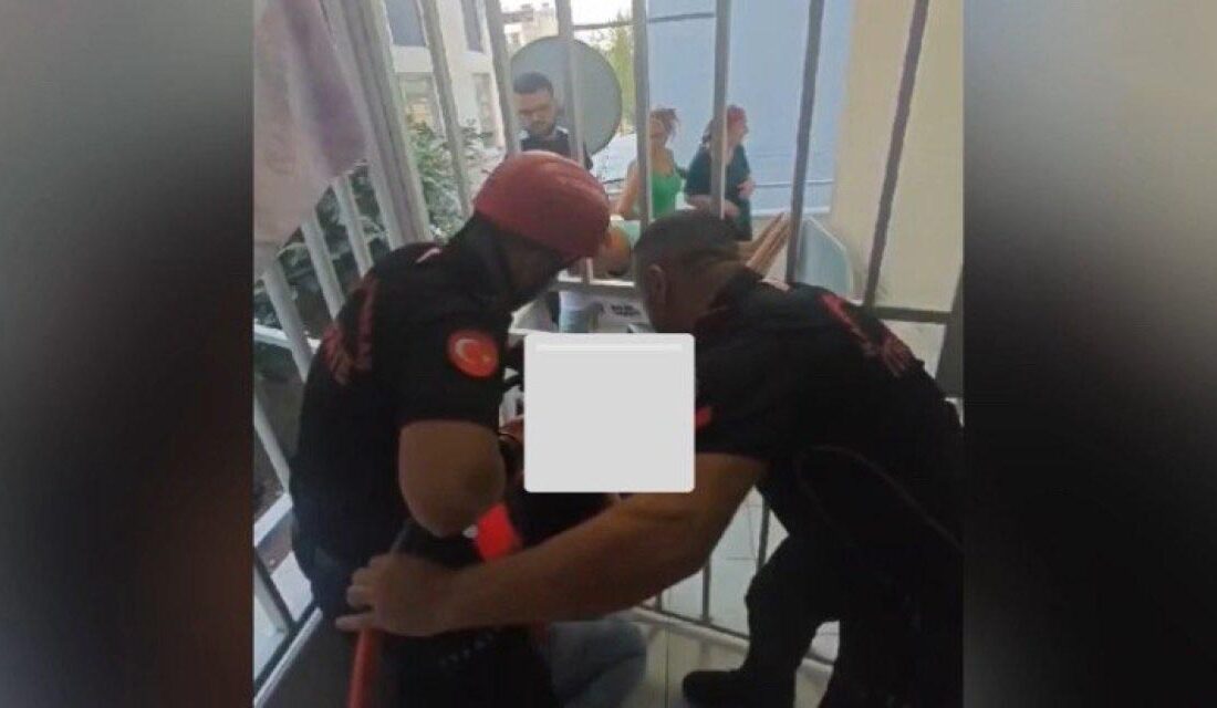 Kahramanmaraş’ta kafası demir korkuluklara sıkışan çocuk itfaiye ekipleri tarafından kurtarıldı.