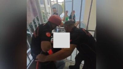 Kahramanmaraş’ta kafası demir korkuluklara sıkışan çocuk itfaiye ekipleri tarafından kurtarıldı.