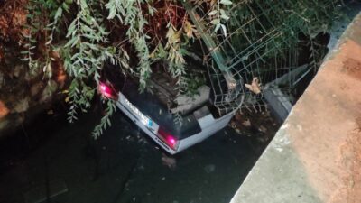 Kahramanmaraş’ın Elbistan ilçesinde otomobilin suya düşmesi sonucu 2 kişi yaralandı.