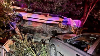 Kahramanmaraş’ta polis ekiplerinden kaçan otomobil, park halindeki araçlara çarptı.
