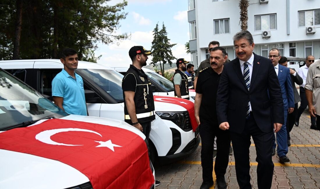 Osmaniye Polisevinde düzenlenen teslim törenine Osmaniye Valisi Dr. Erdinç Yılmaz,