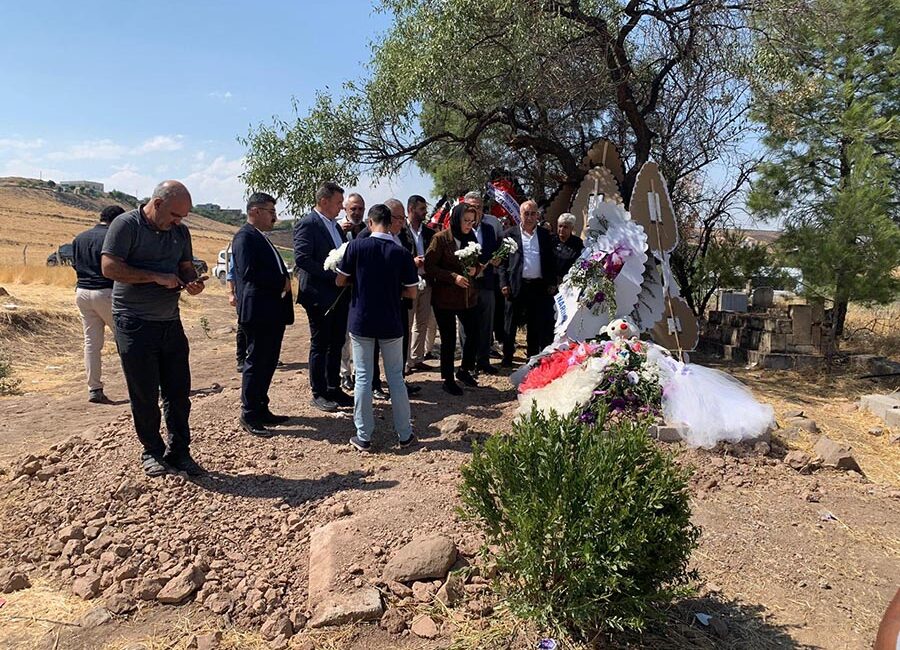 CHP Kadın Kolları Genel Başkanı Asu Kaya, Diyarbakır’da 8 yaşındaki