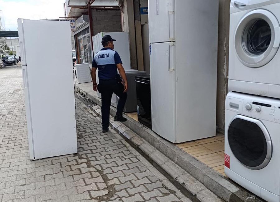 Osmaniye Belediyesi, şehir düzenini korumak ve vatandaşların rahatça yürüyüş yapabilmesini