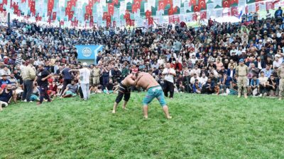 Kahramanmaraş’ta, geleneksel olarak düzenlenen Bertiz Boyalı Şalvar Güreşleri’nde bu yılki