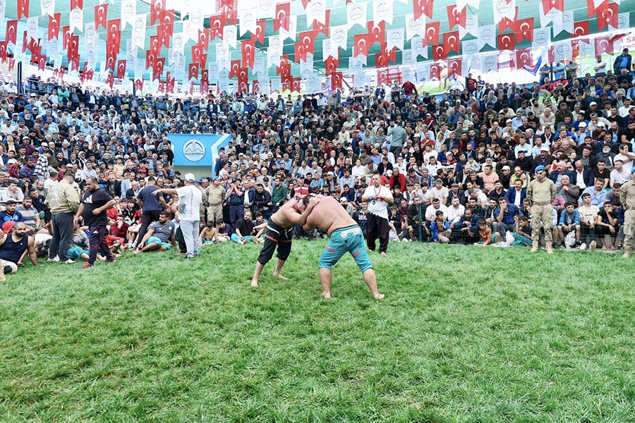 Kahramanmaraş’ta, geleneksel olarak düzenlenen Bertiz Boyalı Şalvar Güreşleri’nde bu yılki