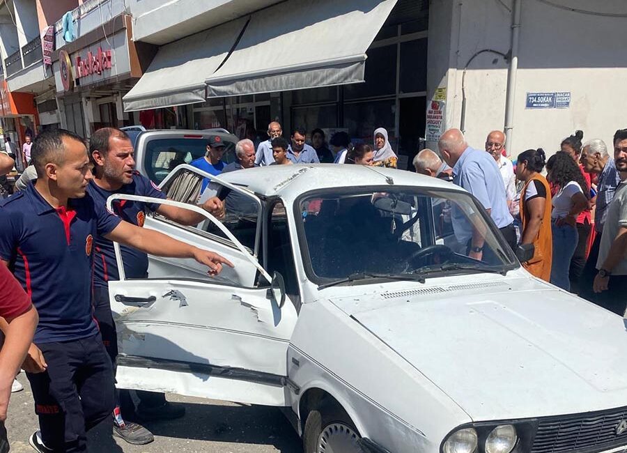 Kadirli Cengiz Topel Mahallesi Alpaslan Türkeş Bulvarı”nda iki otomobilin çarpışması