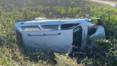 Kadirli- Osmaniye Karayolunun Anberinarkı Köyü girişinde çarpışan otomobilden birisi yol