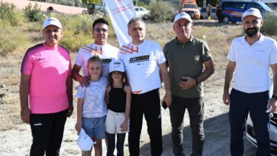 Osmaniye Belediye Başkanı İbrahim Çenet, Issızca Köyü’nde düzenlenen yamaç paraşütü