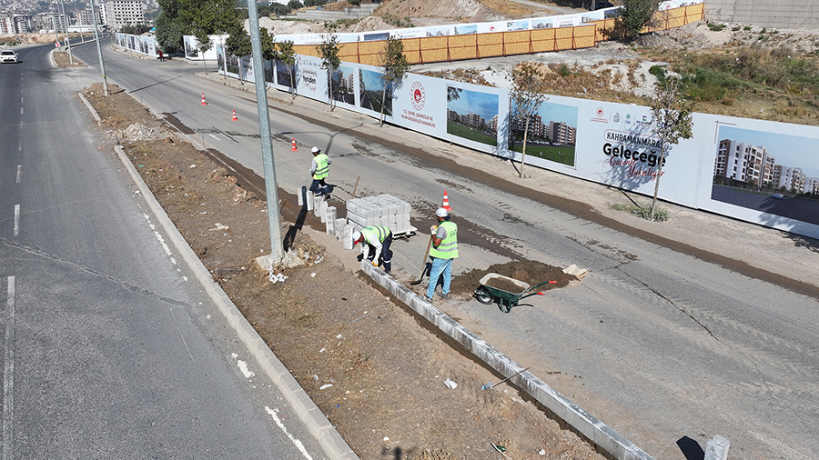 Büyükşehir Belediyesinin kurduğu mobil asfalt ve kilit parke tamirat ekipleri,