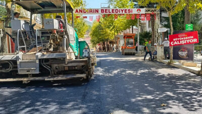 Büyükşehir Belediyesi, Andırın’ın en işlek arterlerinden Cumhuriyet Caddesi’nin asfaltını yenileyerek