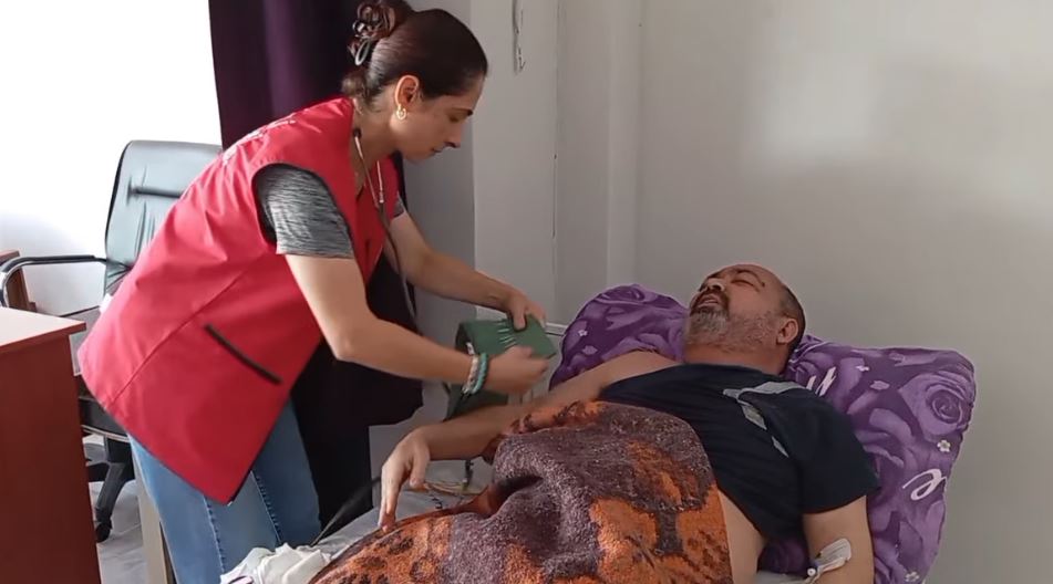 Kadirli ilçesinde kendine ait özel bir poliklinikte tek başına yaşayan