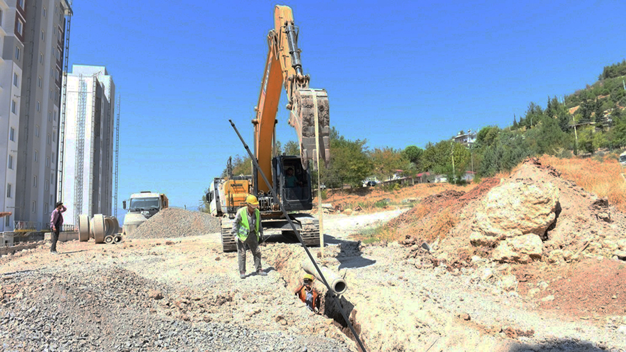 KASKİ koordinesinde Onikişubat ilçesi Gedemen Mahallesi’nde yürütülen 1 kilometrelik kanalizasyon
