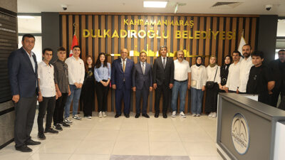 Dulkadiroğlu Belediye Başkanı Mehmet Akpınar, Dulkadiroğlu Gençlik Merkezleri’nde üniversiteye hazırlanan