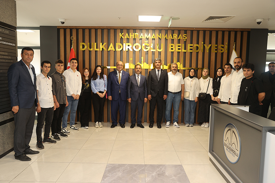 Dulkadiroğlu Belediye Başkanı Mehmet Akpınar, Dulkadiroğlu Gençlik Merkezleri’nde üniversiteye hazırlanan