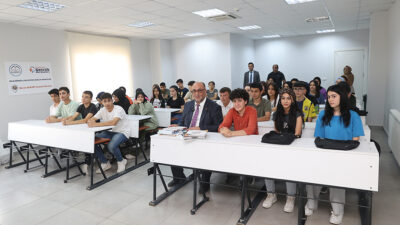 Dulkadiroğlu Belediyesi, gençlerin eğitim hayatına destek olmak amacıyla başlattığı "Dulkadiroğlu