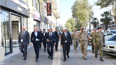 Trabzon Caddesi’nde yürütülen yerinde dönüşüm çalışmalarını inceleyen ve vatandaşlarla bir