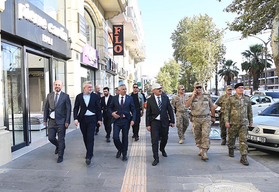 Trabzon Caddesi’nde yürütülen yerinde dönüşüm çalışmalarını inceleyen ve vatandaşlarla bir