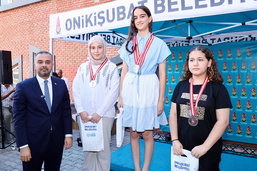 Onikişubat Belediyesi’nin 3 bini aşkın öğrencinin katılımıyla düzenlediği Yaz Yüzme