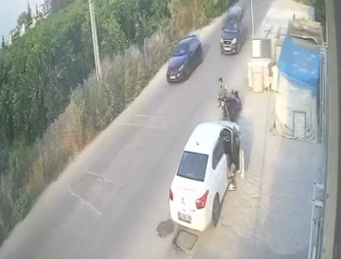 Adana’da bir hafif ticari aracın sollama yaparken park halindeki otomobile