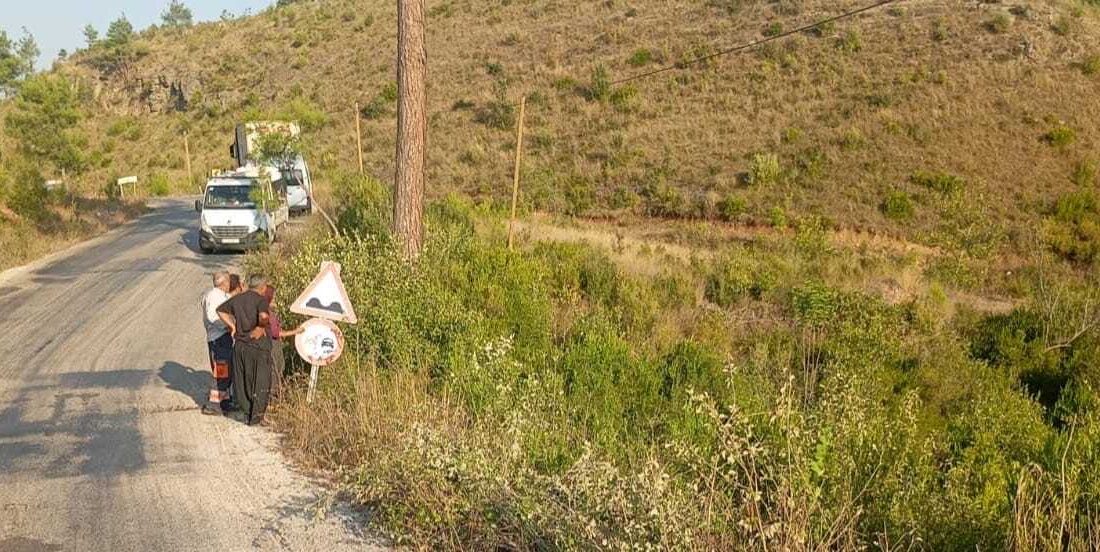 Adana’nın Karaisalı ilçesinde bir okul servisinin kamyona çarpmamak için manevra