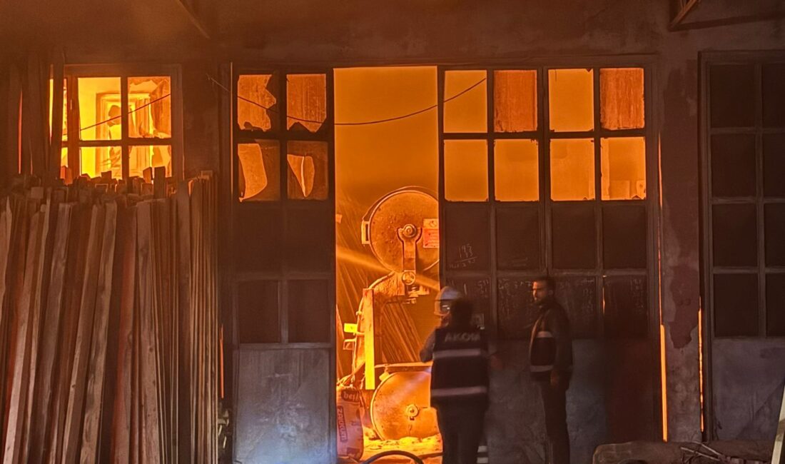 Kozan ilçesinde bir marangoz atölyesinde çıkan yangın, itfaiye ekiplerinin 1