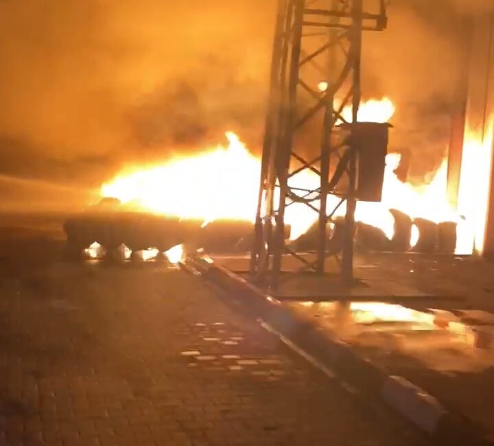 Adana’da bir oto lastik geri dönüşüm tesisinde meydana gelen yangın,