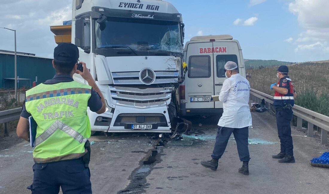 Adana’nın Ceyhan ilçesinde TIR ile işçi servis minibüsünün çarpıştığı trafik